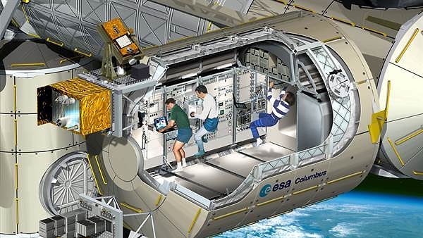 Astronotlar, bu sınırlamaları göz önünde bulundurarak, uzaydaki yaşamı daha konforlu ve verimli bir hale getirmek için bu teknolojiyi kullanıyorlar.