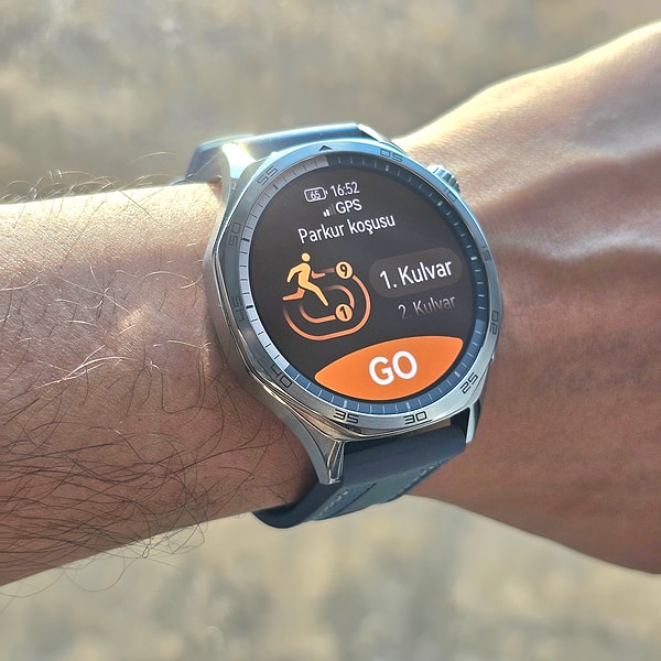 Huawei Watch GT 5'in birçok özelliğinden bahsettik. Bu özelliklerinden en sevilenlerinden biri de Koşu Formu Analizi özelliği.