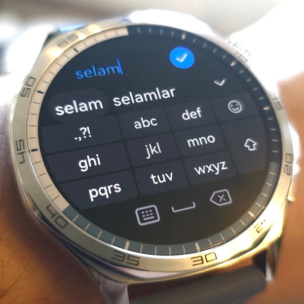 Huawei Watch GT 5'in mesaj yanıtlamak için klavye desteği bulunuyor.