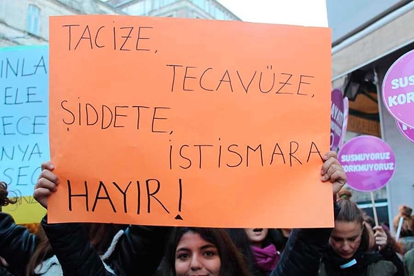 Olayın ardından ailesinin yaşadığı Edirne'ye giden E. V, psikolojik destek alıp soluğu karakolda aldı. Kadın doktor ifadesinde, erkek arkadaşından ayrıldıktan sonra başhekimin kendisine rahatlaması için bir ilaç verdiğini ve aynı gün acil serviste çalışırken tekrar aynı ilaçtan verdiğini anlattı.