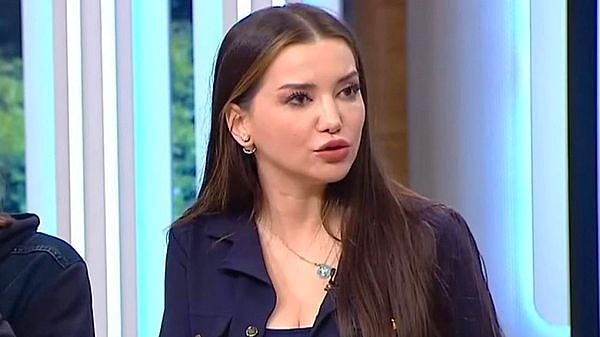 Beyaz TV'de sunduğu program ile tanıdığımız Klinik Psikolog Esra Ezmeci, sosyal medyada cinsellikle ilgili sorulara cesurca yanıt vermesiyle gündem oluyor.