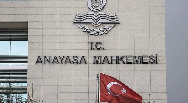 Konuyu Anayasa Mahkemesi'ne taşıyan Serap Aslan A. manevi tazminat kazandı. Yüksek Mahkeme,  Anayasa'nın 26. maddesinde güvence altına alınan ifade özgürlüğünün ihlal edildiğine karar verdi, başvurucuya, 30 bin lira manevi tazminat ödenmesine hükmetti.