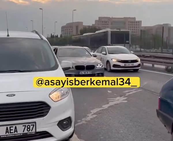 Durdurulan araç sürücüsü neye uğradığını şaşırırken, hediyeyi aldıktan sonra, "Sizi sivil polis zannettik, bir hata yaptığımızı düşündük." dedi.