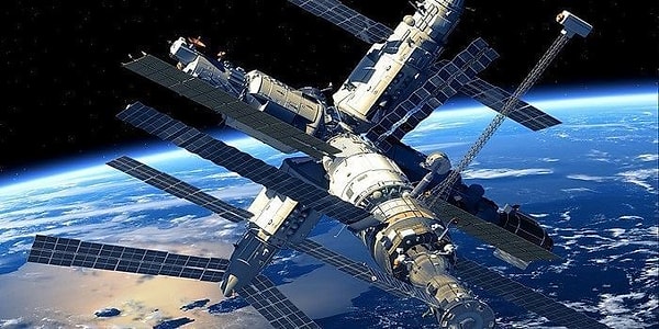 ISS, yer yüzeyine göre yaklaşık 400 km yükseklikte olduğundan, bu iletişim genellikle durağan uydular aracılığıyla sağlanır. ISS'deki internet bağlantısı, uydu bağlantılarının yanı sıra NASA’nın iletişim ağlarından da faydalanır.