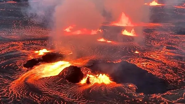 Basınç arttığında magma, gazlar ve kayalar dünya kabuğundaki açıklıklardan kaçar ve yakın çevredekiler için tehlikeli olabilir. Aynı zamanda yeni arazi şekilleri oluşur ve toprağı minerallerle zenginleştirir.