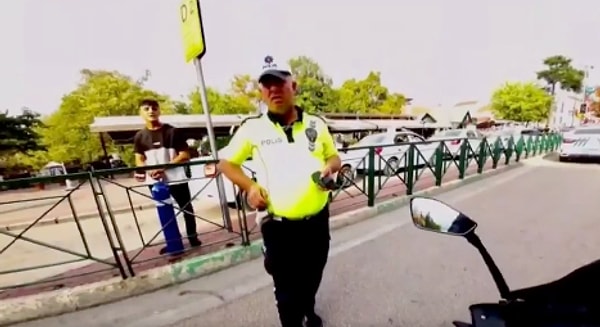 Kız arkadaşını kasksız taşıyan sürücüye, durumu fark eden polis memuru esprili bir dille, "Onu sevmiyin mi?" diye sordu. Motorcu ise "Seviyorum da sonradan şey oldu." şeklinde karşılık verdi.