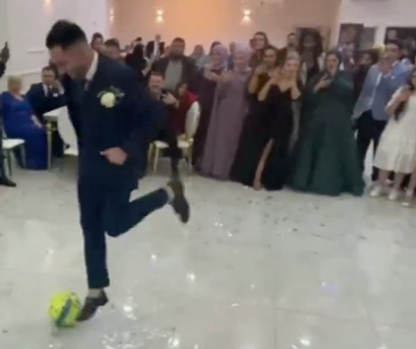 Dans yerine eline futbol topu alan damat, sahnede çeşitli futbol hareketleri yaparak izleyenlere eğlenceli anlar yaşattı.