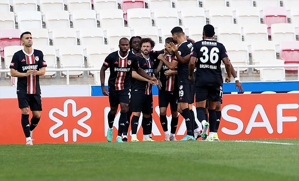 Eski bir Galatasaraylı olan Selçuk İnan'ın çalıştırdığı Gaziantep FK, puanla dönerek sezonun başında alt sıralarla mesafeyi korumak istiyor.