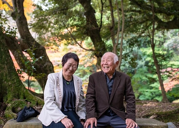 Japonya bu oranla 100 binden fazla nüfusa sahip 200 ülkenin başına yerleşti. Ancak bu veriler ülkede yeni bir krizin başlangıcı olarak yorumlandı. Artan yaşlı nüfus daha fazla sağlık ve diğer yardım masraflarına yol açıyor. Bunu karşılayacak iş gücü oranı ise giderek azalıyor.