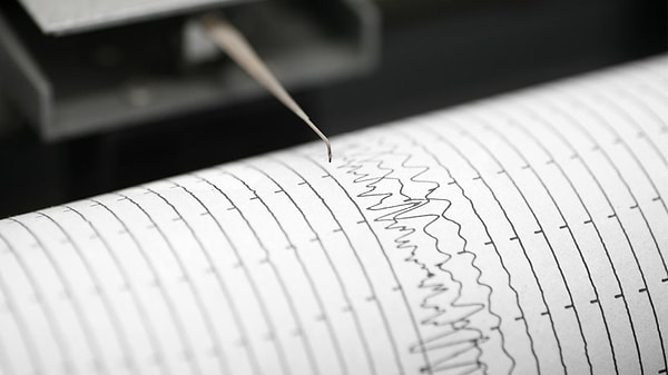 Deprem, yerin yaklaşık 17,73 kilometre derinliğinde gerçekleşirken, çevre illerden de hissedildi.