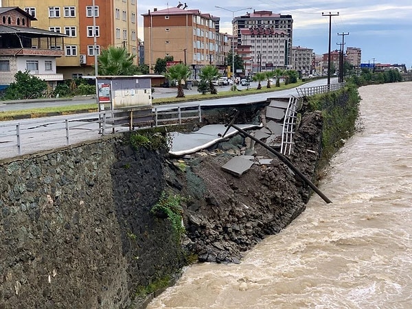 Taşkın ve heyelanlar nedeniyle Arhavi'de 18, Borçka'da 8, Hopa'da ise 6 olmak üzeri toplamda 32 köy yolu ulaşıma kapandı. Köy ile yaylalara ulaşım sağlanan Kale Mahallesi Mehmet Nazif Günal Caddesi’ndeki asfalt yolun bir bölümü çöktü. Kara yolunun 50 metrelik bölümü çökerek dereye akarken, bölgede ulaşım alternatif güzergahtan sağlanmaya başlandı.