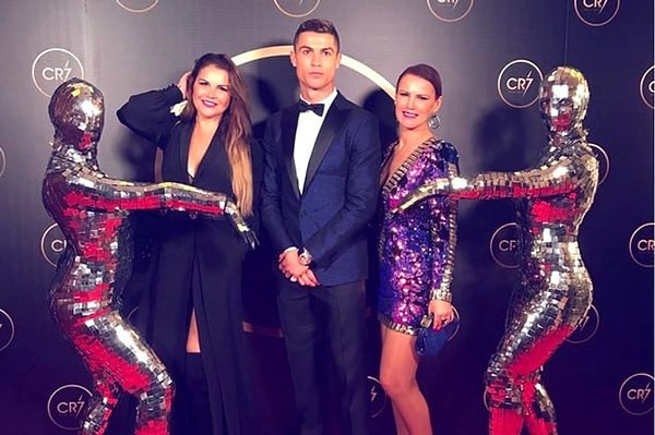 Cristiano Ronaldo'nun ablalarından birine tekne kiraladıklarını belirten Mert Güler, Ronaldo'nun ablasının garsonların beyaz gömlek giymemesinden rahatsız olduğunu söyledi.