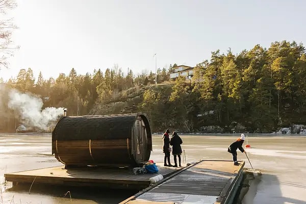 Finlandiya'da tüm aile hep birlikte çırılçıplak bir şekilde saunaya girmek ilginç bir şekilde oldukça normal bir davranış olarak görülüyor.