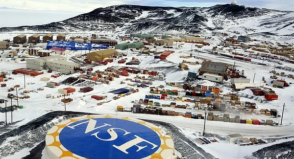 Antarktika’nın iç kısımları, özellikle McMurdo Kuru Vadileri olarak bilinen bölge, dünyanın en kurak yerlerinden biridir.