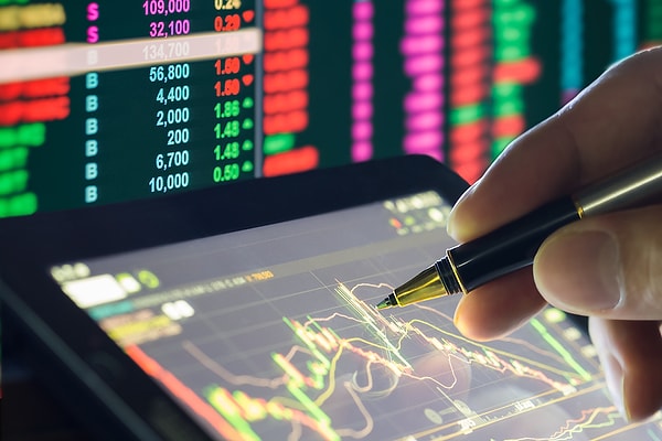 Borsa İstanbul'da BIST 100 endeksi, güne %0,36 artışla 9.611,59 puandan başladı ve gün içinde yükselişini sürdürerek 9.771,80 puan seviyesine ulaştı.