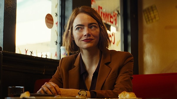 Yorgos Lanthimos did not want wigs that looked fake in the film, so the actors had to work with their real hair. However, Emma Stone's hair posed a problem because the actress had just come from another shoot with severely damaged hair. As a result, her hair had to be cut and dyed blonde to restore it.