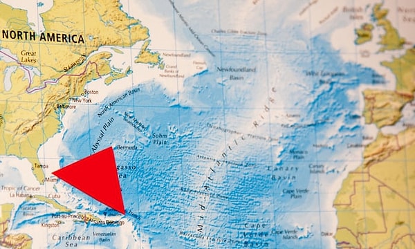 Son yüzyılda Bermuda Üçgeni'nde yaklaşık yüz gemi ve uçak ortadan kayboldu. Bu bölge, Florida'daki Bermuda Adaları'ndan Porto Riko'ya kadar uzanıyor ve yaklaşık 805.000 kilometrekarelik bir alanı kapsıyor.