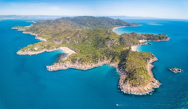 Manyetik Adası'nda yüzüp fotoğraf çeken turistler bile fotoğraflarında ürkütücü detaylar fark ediyorlar.