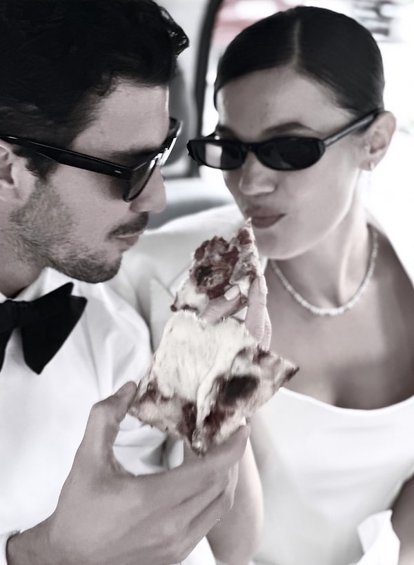 Nikah sonrası pizza en çok Roma'ya ve size yakışırdı! Dileriz, bir ömür boyu çok mutlu olursunuz ve gözünüzdeki aşk hiç sönmez!