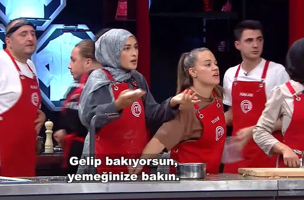 Mavi takımın yaptığı bu harekete sessiz kalamayan Beyza, "Yaptığınız çok saygısızca" derken ona yanıt veren isim Onur oldu.