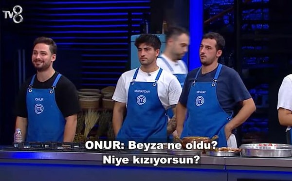 Onur, "Beyza ne oldu? Niye kızıyorsun?" şeklinde sebebi öğrenmek isterken Beyza "Siz şef misiniz? Gelip bakıyorsun, yemeğinize bakın." diyerek Onur'la kısa bir laf dalaşına girdi.