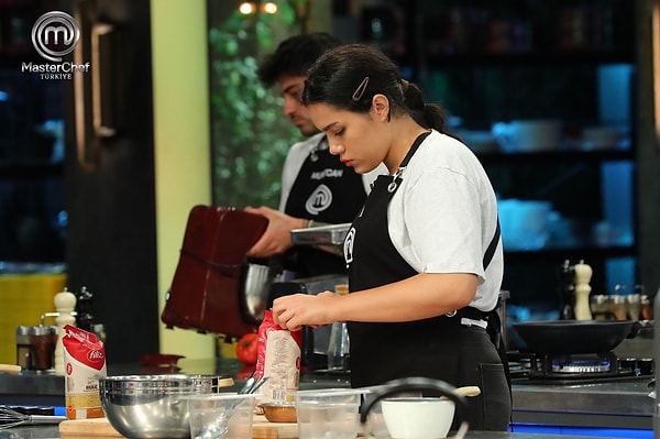 Bu iki isim yerine Şirin'in potaya girmesine sıkı bir MasterChef izleyicisi olan Demet Akalın da tepki gösterdi ve sosyal medyadan verdi veriştirdi.