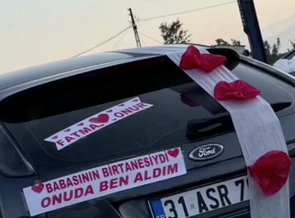 Bazı sosyal kullanıcıları kadının davranışını gereksiz bulurken, bazıları ise yazım kurallarına dikkat çektiği için destek verdi.