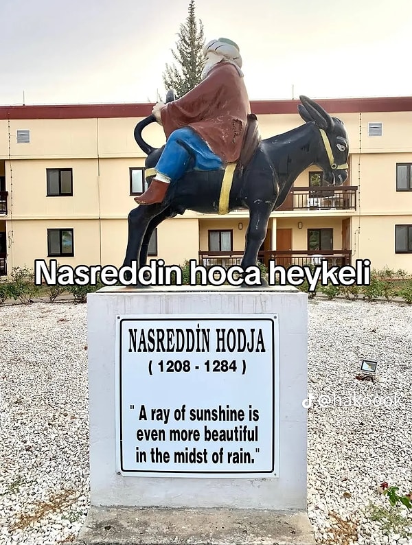 Üssün içinde bir Nasreddin Hoca heykeli de bulunuyor.