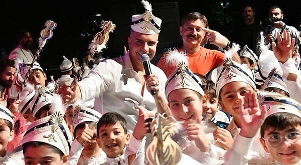 Bahçelievler Belediye Başkanı Hakan Bahadır'dan garip bir ricada bulunan Berdan Mardini "Başkanım seneye vereceğim konserde sizden Kurban derisi değil, sünnet derisi istiyorum. Bütün çocukların sünnet derisine ben talibim. Kimseye vermeyin" ifadeleriyle tartışma yarattı.