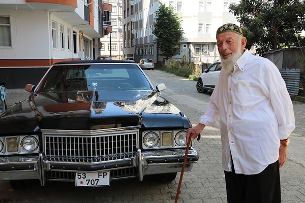 Klasik araba sevdasıyla tanınan 85 yaşındaki Mustafa Akbeniz'in 2005 yılında aldığı Cadillac Fletwood marka aracını yıllardır ilk günkü kondisyonunda tutuyor.