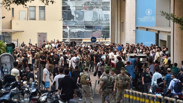 Lübnan'ın başkenti Beyrut'ta dün akşam saatlerinde çağrı cihazlarıyla yapılan siber saldırıya bir yenisi daha eklendi. Lübnan'ın Tire ve Beyrut kentlerinde, Hizbullah'a ait yaklaşık 500 çağrı cihazı ve telsiz patladı. Patlama bölgelerine ambulanslar sevk edildi.