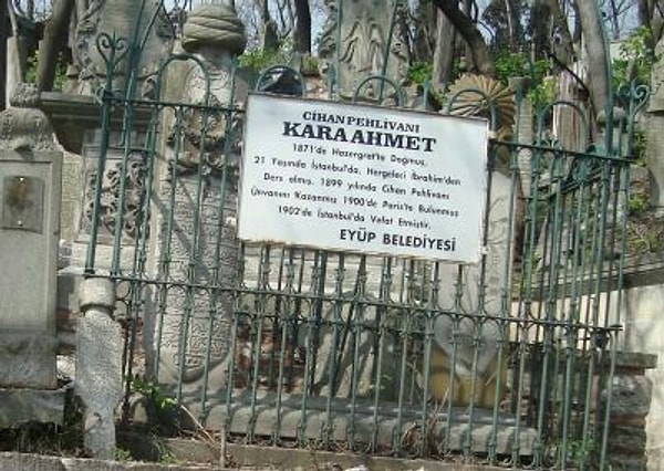 Fakat, Kara Ahmet’in başarı dolu hayatı beklenmedik bir sonla noktalandı. 26 Mayıs 1902’de, bir kahvehanede otururken ani bir kalp krizi geçirdiği sanılarak, hayatını kaybettiği düşünüldü.