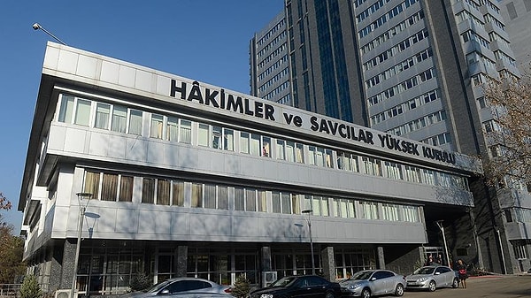 Hakimler ve Savcılar Kurulu (HSK), İzmir’de bir markette yaşanan tartışma sonucu Semih Kenan Köse'nin bıçakla öldürülmesine ilişkin yargılanan üç sanıktan son tutuklu olanının tahliyesine karar veren mahkeme başkanı ve iki üye hakim ile duruşma savcısını açığa aldı.