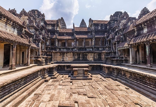 14. M.S. 12. yüzyıl, Angkor Wat'ın içindeki avlu