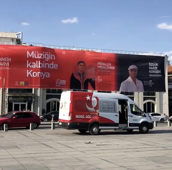 "Neden Ebru Yaşar gelmiyor, neden Merve Özbey gelmiyor." diyen vatandaş "Bizim eğlenmeye hakkımız yok mu?" diyerek isyan etti.