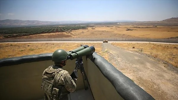 Bakanlık kaynakları, İsrail’in Lübnan’daki çağrı cihazlarını ve telsizleri patlatması sonrasında TSK’nın da bu konuda tedbir alıp almadığına dair sorular üzerine "Türk Silahlı Kuvvetlerimizde, sadece yerli ve milli muhabere sistemleri ve yazılımlar kullanılmaktadır. Üretim sürecine herhangi bir şekilde üçüncü tarafın dahil olması durumunda tedarik ve üretim sürecinde ilave detaylı kontrol mekanizmalarımız işletilmektedir. Gerek icra ettiğimiz harekatlarda gerekse Ukrayna’da yaşanan savaş ve Lübnan örneğinde olduğu gibi her türlü gelişme sonrasında alınan dersler kapsamında tedbirler gözden geçirilmekte, yeni tedbirler geliştirilmektedir. Bu olay özelinde de Milli Savunma Bakanlığı olarak gerekli incelemeleri yapıyoruz. Türk Silahlı Kuvvetlerimiz son yıllarda muhabere, bilgi sistemleri, elektronik harp ve siber alanda Türk mühendislerinin desteğiyle çok daha güçlü hale gelmiştir."