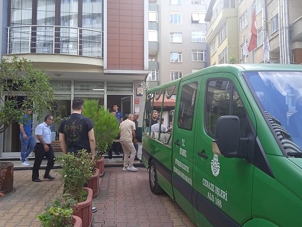 Öğrencilerin gözyaşları içinde seyrettiği olay sonrası genç kızın cansız bedeni otopsi için Adli Tıp Kurumu'na götürüldü.