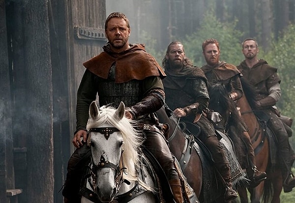 9. Russell Crowe, Robin Hood (2010) filminde Robin Hood karakterini oynayabilmek için daha önceki filminde aldığı 28 kiloyu geri vermiştir.