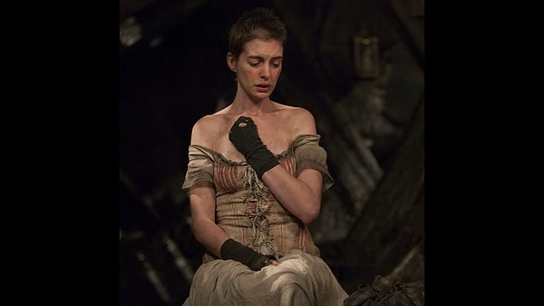 10. Anne Hathaway, Les Misérables (2012) filmindeki Fantine rolü için 11 kilo vermiştir.