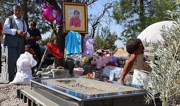 DW Türkçe'den Felat Bozaslan'ın aktardığına göre, Diyarbakır'a yaklaşık 15 kilometre mesafede bulunan Tavşantepe Köyü'nde şu anda hareketliliğin olduğu tek yer Narin'in mezarının başı. Narin'in mezarının çevresi oyuncak, okul çantası, okul önlüğü gibi eşyalarla dolu.