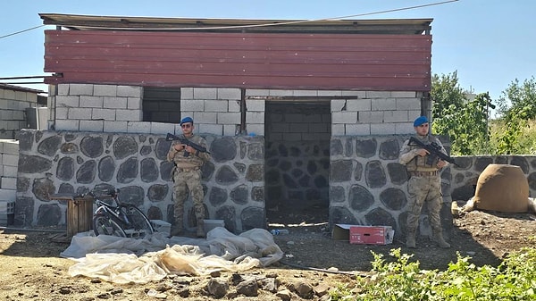 Cinayetin kritik noktası ise Narin'in ailesine ait evin ahırı. Soruşturma ekipleri cinayetin burada işlendiğini tahmin ediyor. Söz konusu yer Jandarma ekipleri tarafından hala büyük bir titizlikle korunuyor.