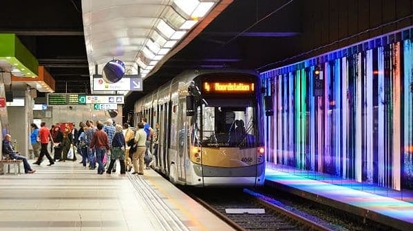 Hamile kadının doğumu metroya adımını atar atmaz başladı. Brüksel Toplumlararası Taşımacılık Şirketi'nden (STIB) yapılan açıklamaya göre bebek, metro çalışanları tarafından sağlıklı bir şekilde dünyaya geldi.