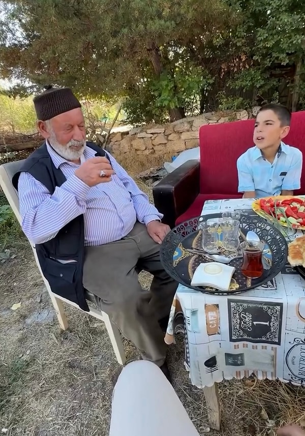 Ahmet amca ise hemen çaya davet etmiş ve ısrarcı davranmıştı. “Biri gelip soframda çay içince dünyalar benim oluyor” diyen Ahmet amca iyiliği hatırlattı.