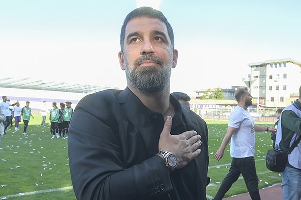 Israrla Beşiktaş maçını değerlendirmek isteyen Arda Turan'a tekrar tekrar sorulan derbi sorusuna cevap verdi. Muhabire "Duymak istiyorsan Galatasaraylılıyım" diyen Arda Turan derbiyi değerlendirdi.