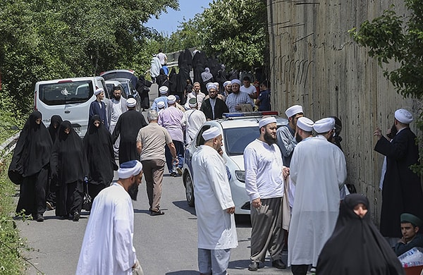 Konya’daki İsmailağa müritleri ve bazı siyasiler G.B. hakkında işlem yapılmaması için devreye girdi. Polis tutanağı savcılığa gönderilmedi.