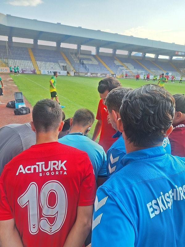 Maç devam ederken penaltı itirazı olan pozisyonda kararsız kalan hakem, tribünden çekim yapan bir telefondan destek alarak VAR kontrolü yaptı. İncelem sonunda Eskişehirspor aleyhine penaltı verildi.