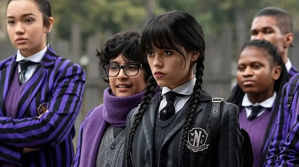 Wednesday Addams'ın öğrencilik yıllarını, ortaya çıkan psişik yeteneğinde ustalaşmaya, bir öldürme çılgınlığını engellemeye ve ebeveynlerini karıştıran gizemi çözmeye çalıştığı zamanları takip eden dizinin ikinci sezonu uzun zamandır bekleniyor.