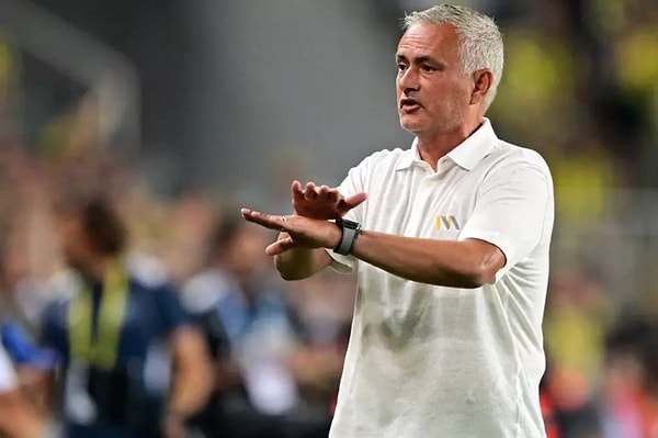 Göztepe ile 2-2 berabere kalınan bol kaoslu gecede de futbolcuları üzerinden yine rakiplere mesaj gönderdi. Son dakikada gelen golü Mourinho kendi tarzıyla anlattı: