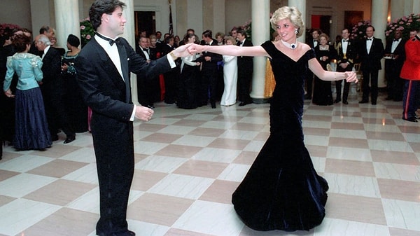 11. Prenses Diana’nın Travolta ile dans ederken giydiği elbise en değerli elbiselerden!