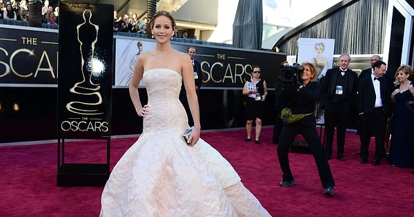 5. Jennifer Lawrence'ın Oscar töreninde giydiği Dior elbise en pahalılardan.